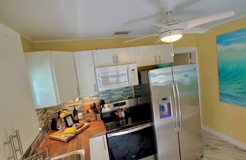 Pass-a-Grille Cottage | Steps 2 Beach-Island Cottage w/king bd+2bike+parking