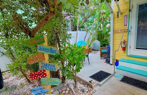 Pass-a-Grille Cottage | Steps 2 Beach-Island Cottage w/king bd+2bike+parking