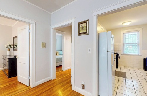 Brookline Apartment | Steps to Longwood Medical,MBTA,Boston,shopping,pkg