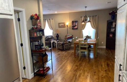 Fort Worth House | StockYards!-1 block away ! Cowboy Cottage sleeps 9