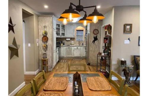 Fort Worth House | StockYards!-1 block away ! Cowboy Cottage sleeps 9
