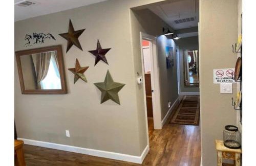Fort Worth House | StockYards!-1 block away ! Cowboy Cottage sleeps 9
