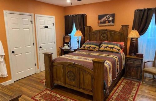 Fort Worth House | StockYards!-1 block away ! Cowboy Cottage sleeps 9