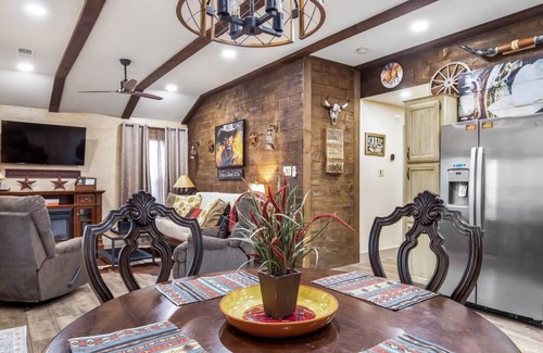 Fort Worth House | Stockyards 5 mins!-New!-Sleeps 8. Cowboy Bungalow, TCU close by