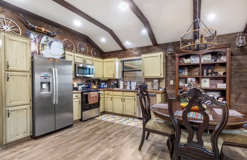 Fort Worth House | Stockyards 5 mins!-New!-Sleeps 8. Cowboy Bungalow, TCU close by