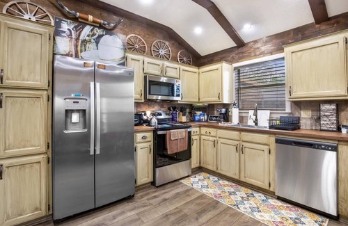Fort Worth House | Stockyards 5 mins!-New!-Sleeps 8. Cowboy Bungalow, TCU close by