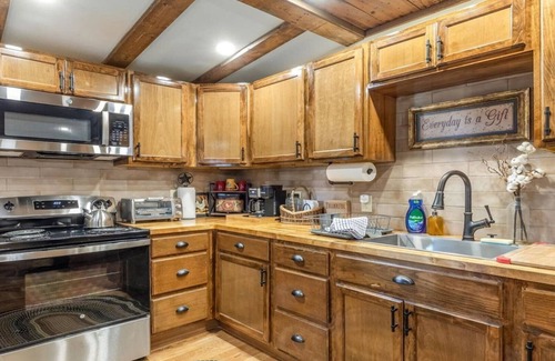 Fort Worth House | Stockyards Cowboy Lodge - 1/8 mi to Stockyards-Sleeps up to10-add 11 next door!