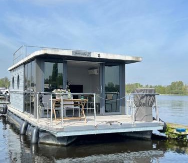 Belt-Schutsloot Boat Rental | Stoere HOUSEBOAT op toplocatie!