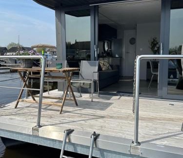 Belt-Schutsloot Boat Rental | Stoere HOUSEBOAT op toplocatie!