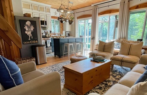 Trent Lakes House | Stornoway Cottage just 5 ft from White Lake