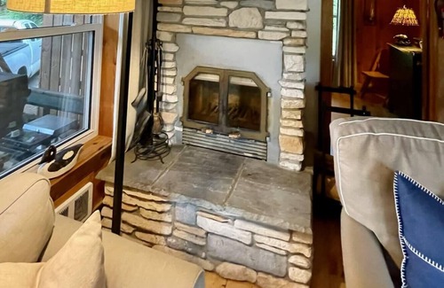 Trent Lakes House | Stornoway Cottage just 5 ft from White Lake