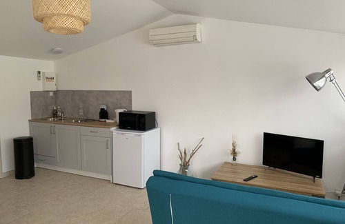 Saint-Saturnin-les-Avignon Apartment | Studio Le soleil couchant, in Provence near Avignon