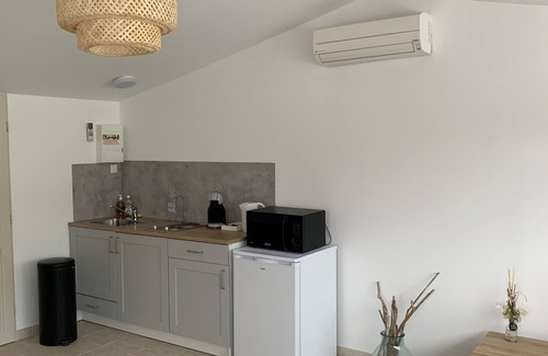 Saint-Saturnin-les-Avignon Apartment | Studio Le soleil couchant, in Provence near Avignon