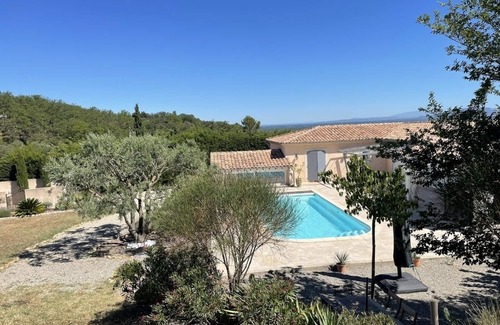 Saint-Saturnin-les-Avignon Apartment | Studio Le soleil couchant, in Provence near Avignon