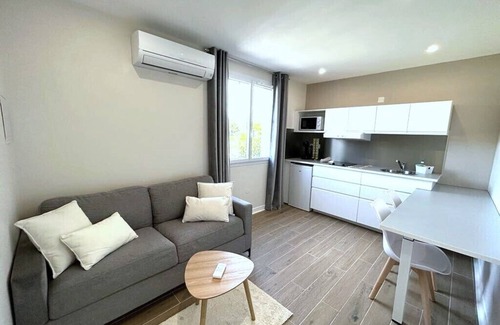 Castelnau-d'Estretefonds Apartment | Studio-Comfort-Ensuite with Bath-Terrace