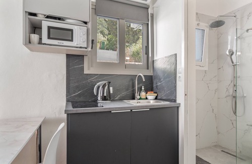 Geni Apartment | Studio Apartment 'King with Sofa Bed 4' with Mountain View, Wi-Fi and Air Conditioning