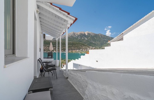 Geni Apartment | Studio Apartment 'King with Sofa Bed 4' with Mountain View, Wi-Fi and Air Conditioning