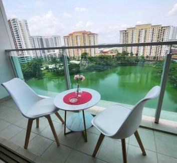 Taman Mount Austin Apartment | Studio Balcony Lake View Palazio Austin IKEA AEON by GDRAGON HomeStay