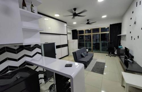 Taman Mount Austin Apartment | Studio Balcony Lake View Palazio Austin IKEA AEON by GDRAGON HomeStay