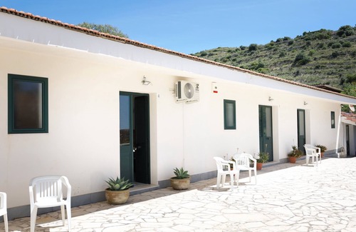 Noto Historic Centre Apartment | Studio 'Bergamotto - Fiumara Val Di Noto' with Mountain View, Wi-Fi and Air Conditioning