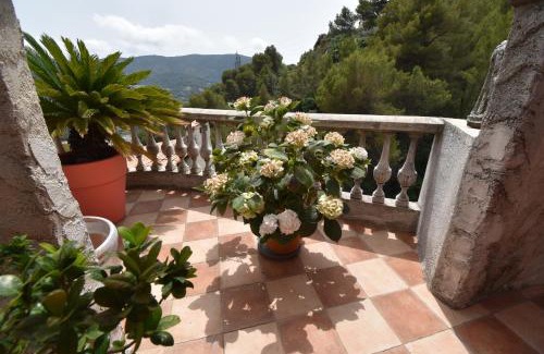 La Trinite Apartment | Studio climatisé et sa terrasse privée en villa