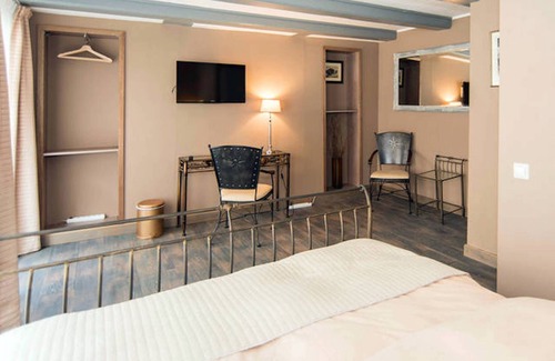 Canal Ring Hotel | Studio/hotel room in the heart of the city in 18th century house. Very private.