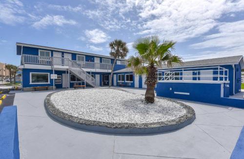 Daytona Beach Shores Hotel | Studio Suite Queen Bed Kitchen Walk In Shower #5
