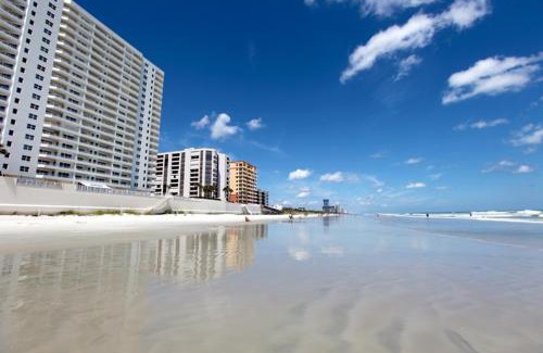 Daytona Beach Shores Hotel | Studio Suite Queen Bed Kitchen Walk In Shower #5