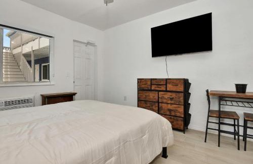 Daytona Beach Shores Hotel | Studio Suite Queen Bed Kitchen Walk In Shower #5