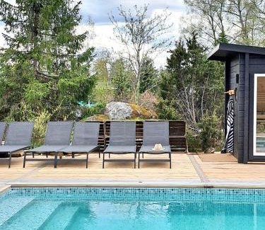 Tungelsta House | Stuga på landet med egen pool, vedeldad badtunna och bastu
