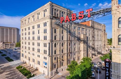 Westown Apartment | Stunning 1BD near Historic Pabst Brewery - Fiserv