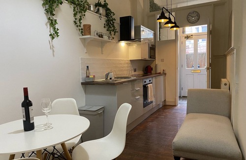 Glasgow Westend Apartment | Stunning 2-bed flat with private patio in heart of the west end