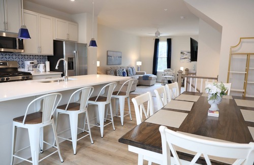 Bayside House | Stunning 4BR Luxury Townhome;Resort-Style Living w/Pools, Gym & close to Beaches