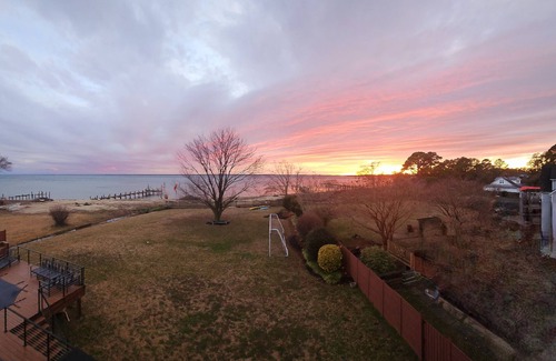 Piney Point House | Stunning luxury waterfront beach house 90 minutes from the Nations Capital.