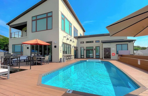 Piney Point House | Stunning luxury waterfront beach house 90 minutes from the Nations Capital.