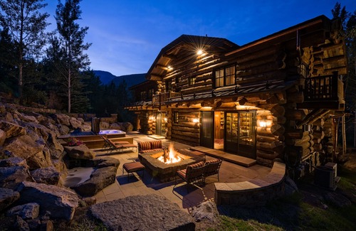 Vail House | Stunning Luzury Log Home, Cinema, Hot Tub, BBQ, Game Room, Free Solaris Garage!