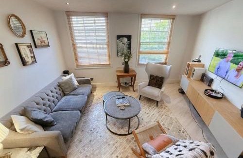 Vincent Square Villa | Stunning Modern 2-Floor House with 3 Ensuite Rooms