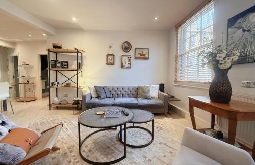 Vincent Square Villa | Stunning Modern 2-Floor House with 3 Ensuite Rooms