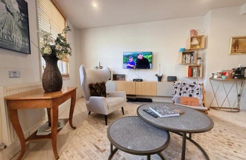 Vincent Square Villa | Stunning Modern 2-Floor House with 3 Ensuite Rooms