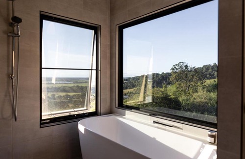 Valdora Villa | Stunning Noosa Hinterland retraet, sleeps up to 8 people