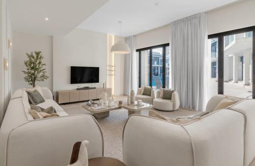 Palm Jumeirah Villa | Stunning Palm Villa with Rooftop Garden, Resort Style Pool and Beach by Exclusive Holiday Homes