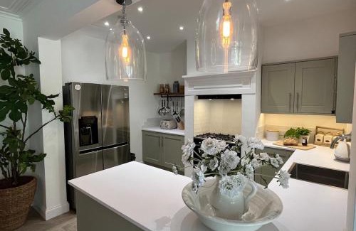 Upper Town House | Stunning Town House in City Centre- Free Parking!