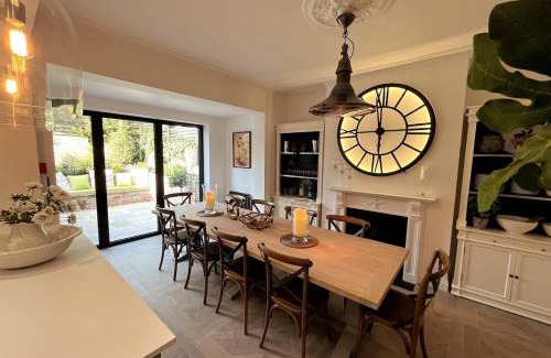 Upper Town House | Stunning Town House in City Centre- Free Parking!