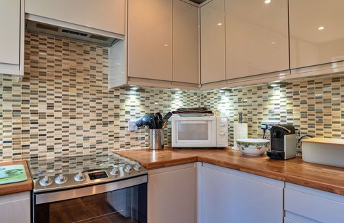 Bovey Tracey House | Stunning villa for 4 guests with WIFI and pets allowed