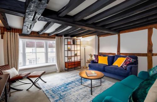 Petersfield Apartment | Stylish 2-bed 16th-century apartment in Petersfield town centre,