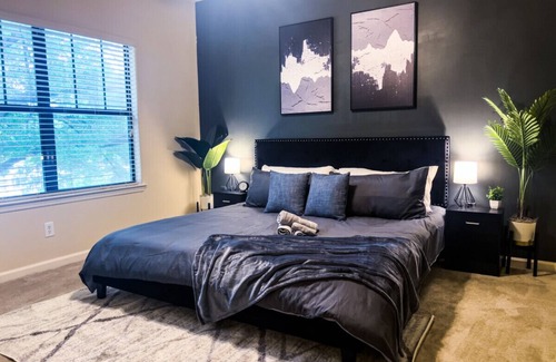 Executive Park Apartment | Stylish 2 King BR Suite—Mins to