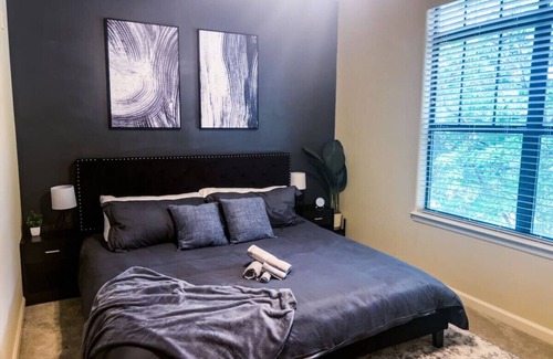 Executive Park Apartment | Stylish 2 King BR Suite—Mins to