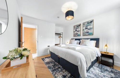 Marlborough Apartment | Stylish 4 bedroom I extended stays I contractors