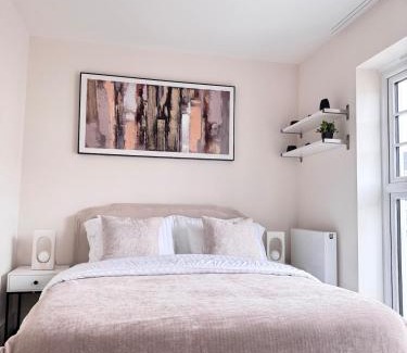 Reading Apartment | Stylish 4BR Apt Serene and Central