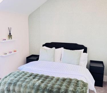 Reading Apartment | Stylish 4BR Apt Serene and Central